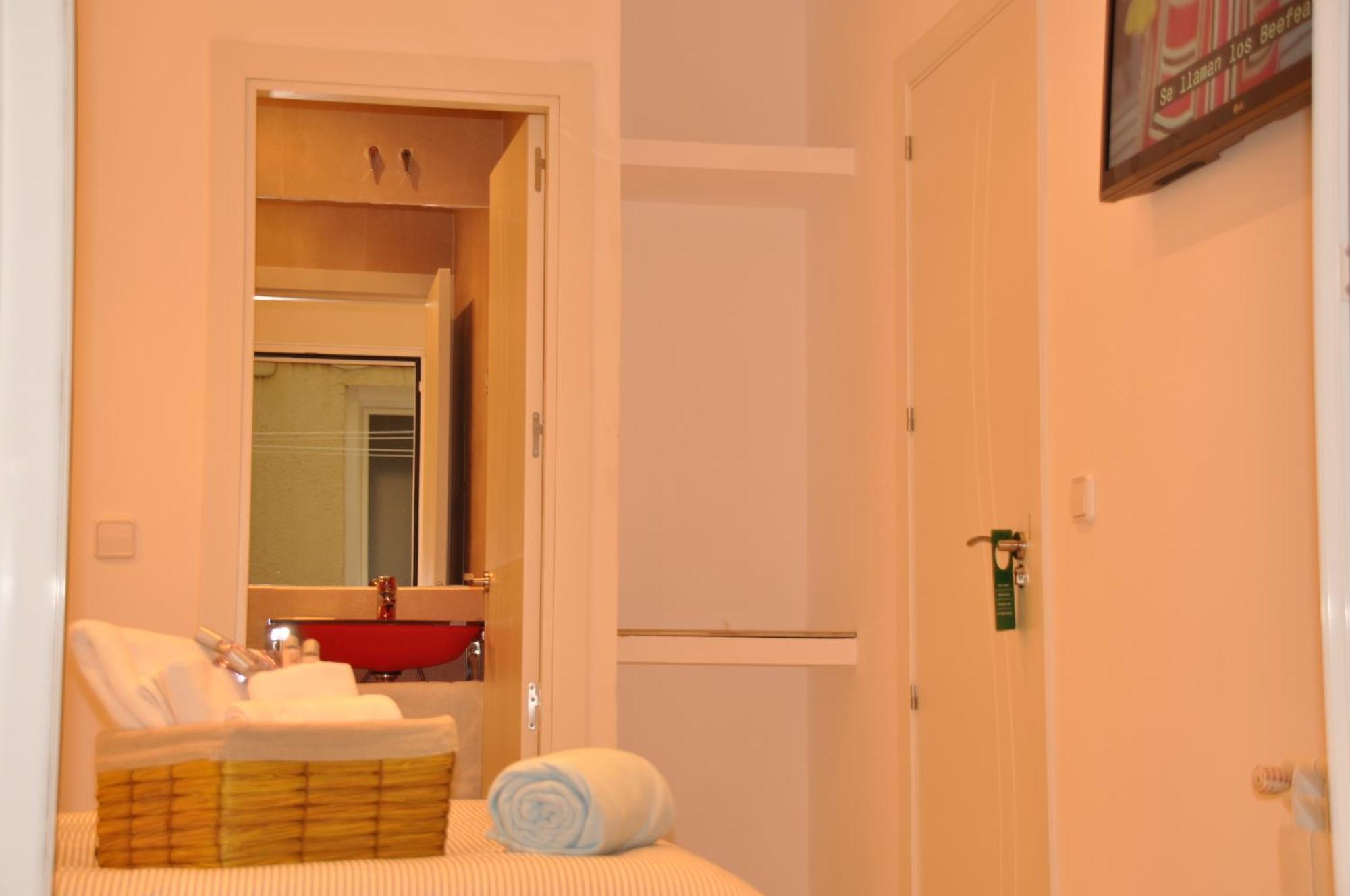 Hostal Mendoza Madrid Buitenkant foto