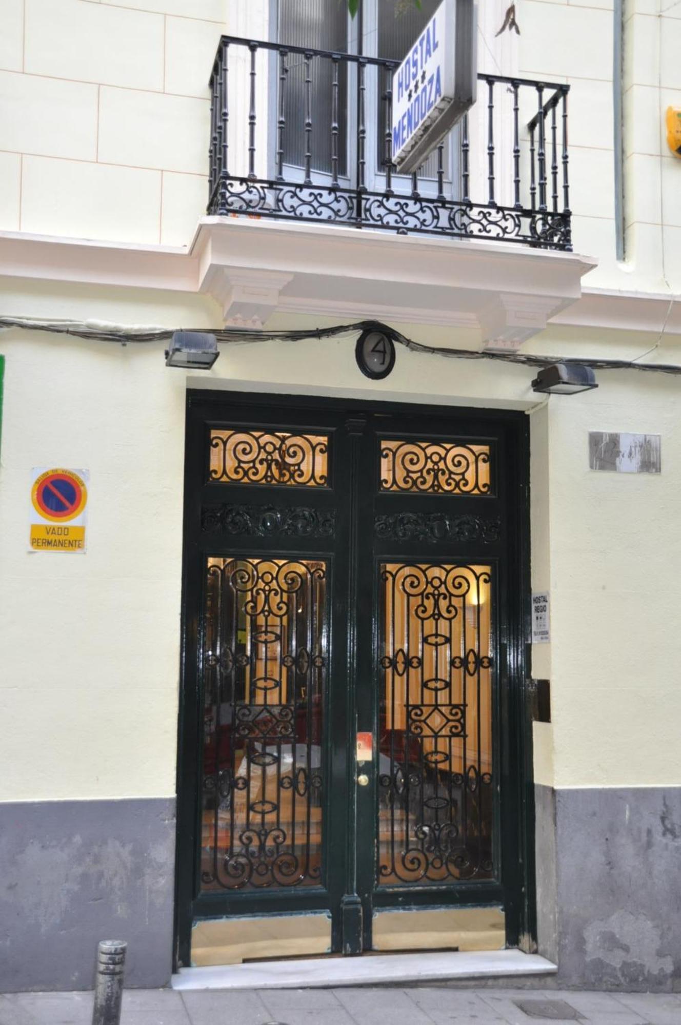 Hostal Mendoza Madrid Buitenkant foto