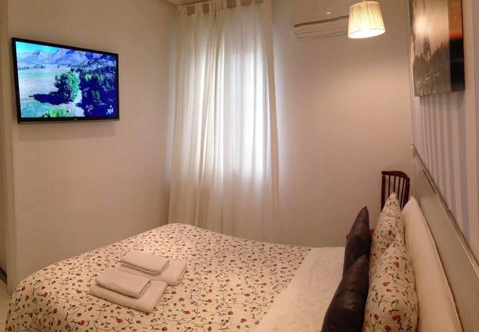 Hostal Mendoza Madrid Buitenkant foto