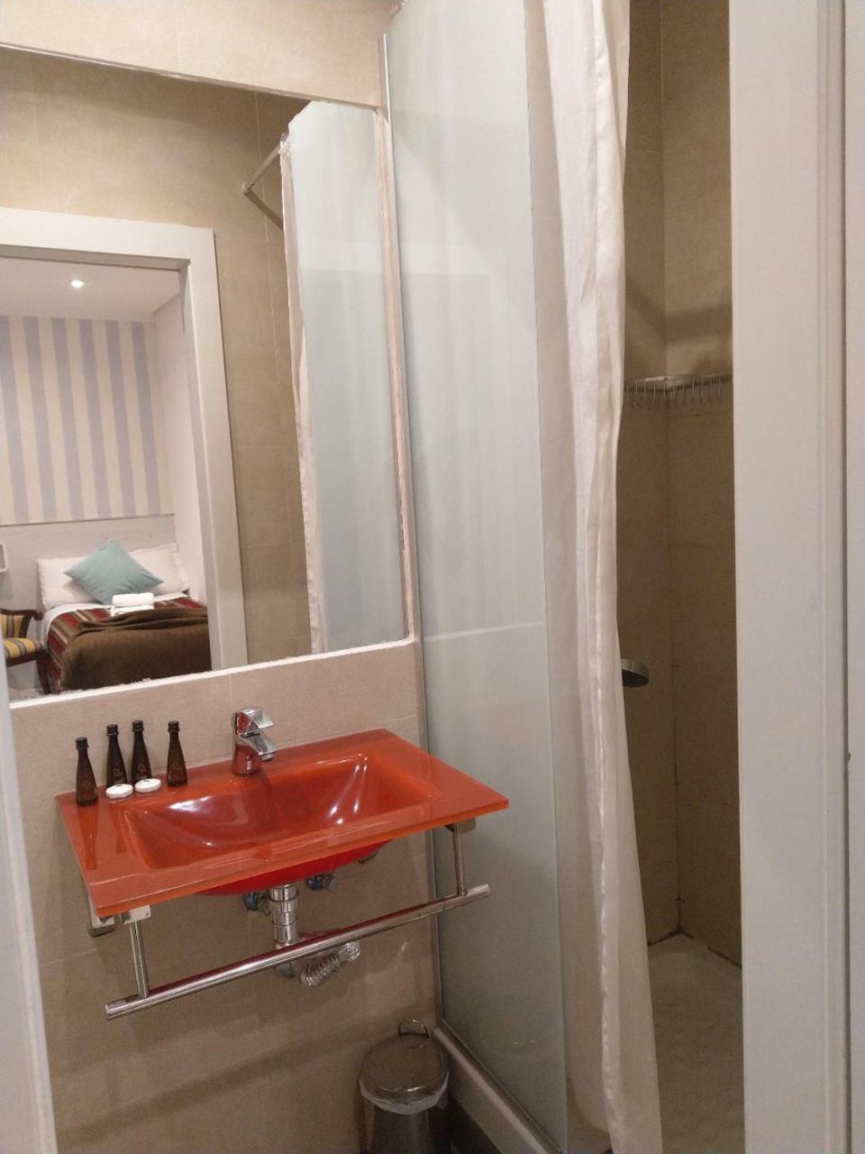 Hostal Mendoza Madrid Buitenkant foto