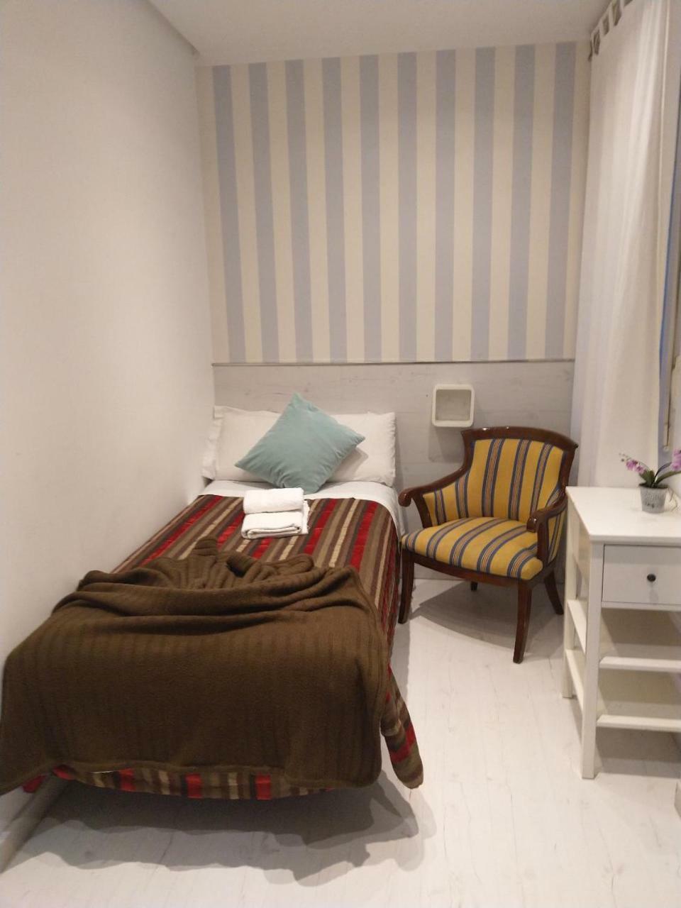Hostal Mendoza Madrid Buitenkant foto