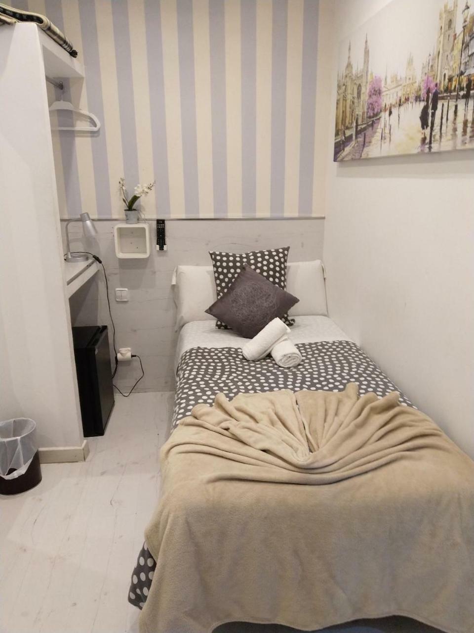 Hostal Mendoza Madrid Buitenkant foto
