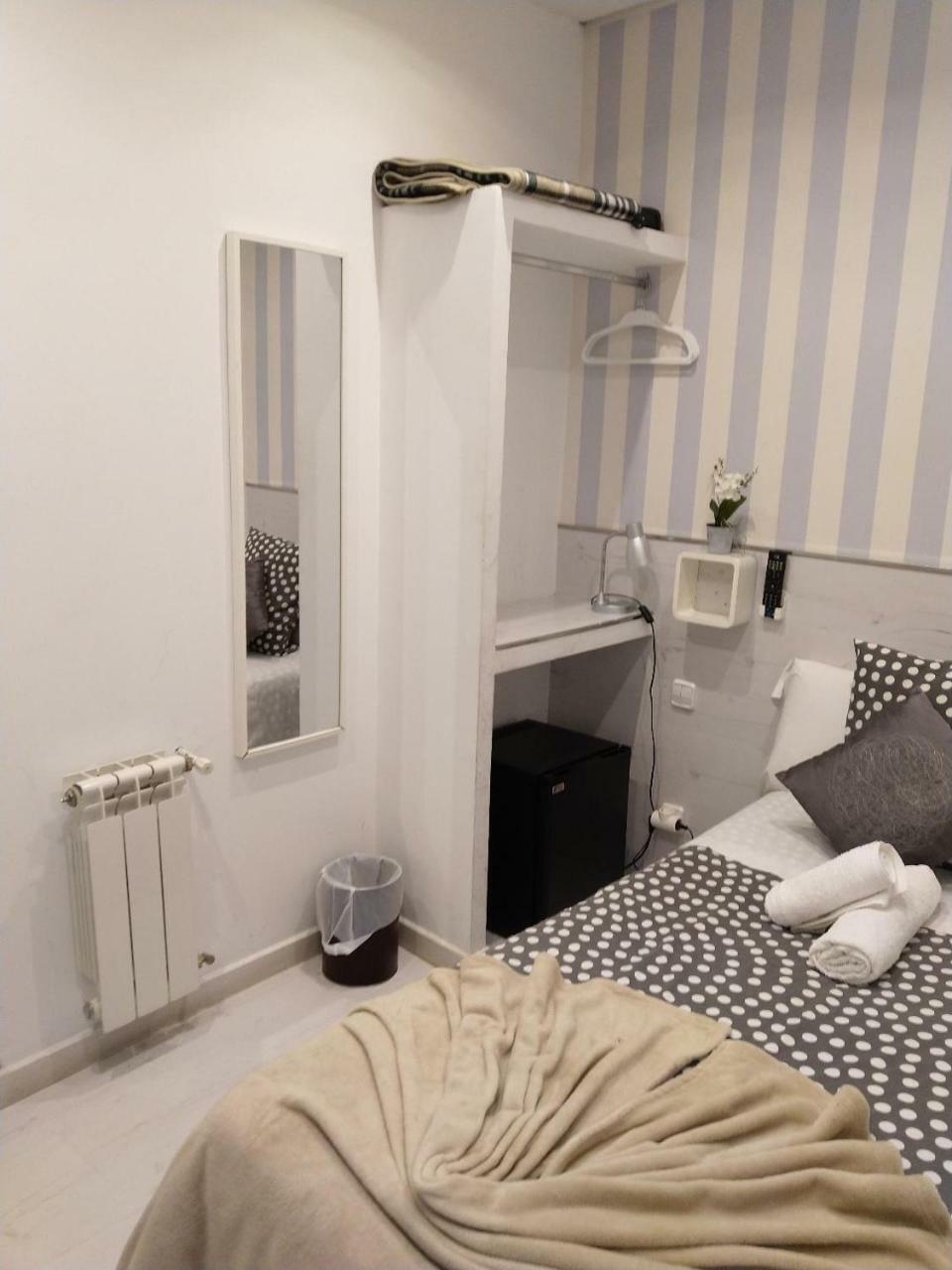 Hostal Mendoza Madrid Buitenkant foto