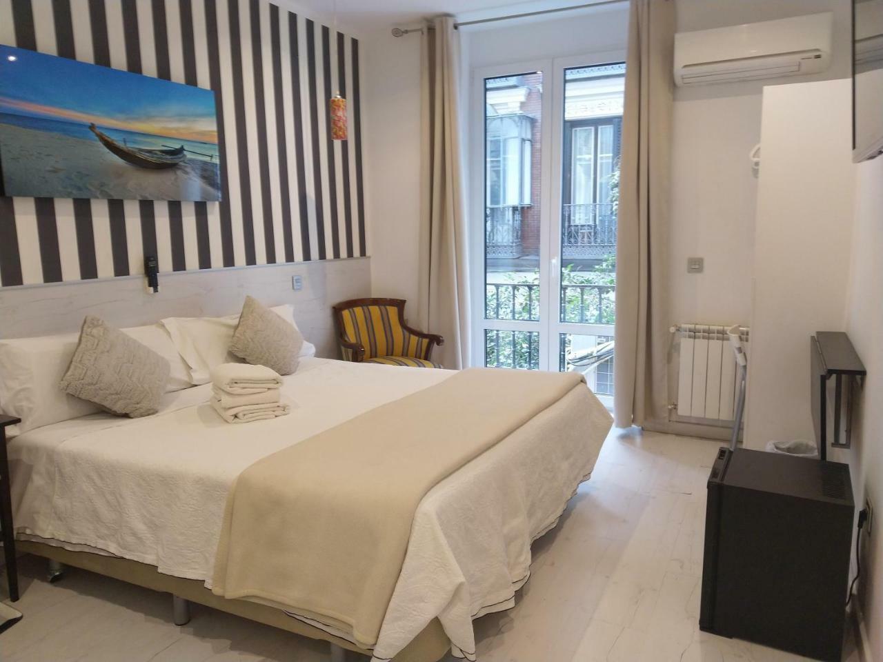 Hostal Mendoza Madrid Buitenkant foto
