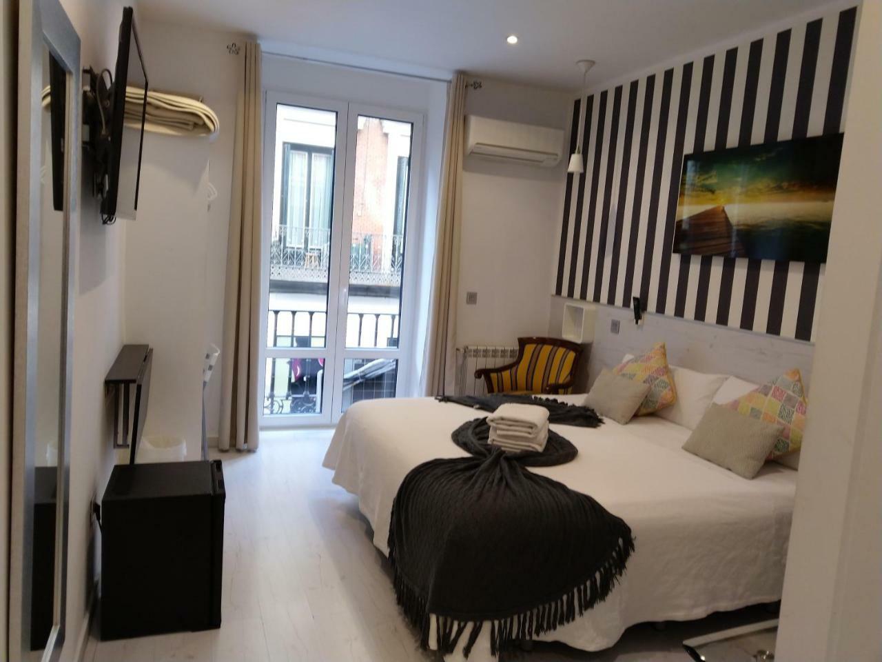 Hostal Mendoza Madrid Buitenkant foto