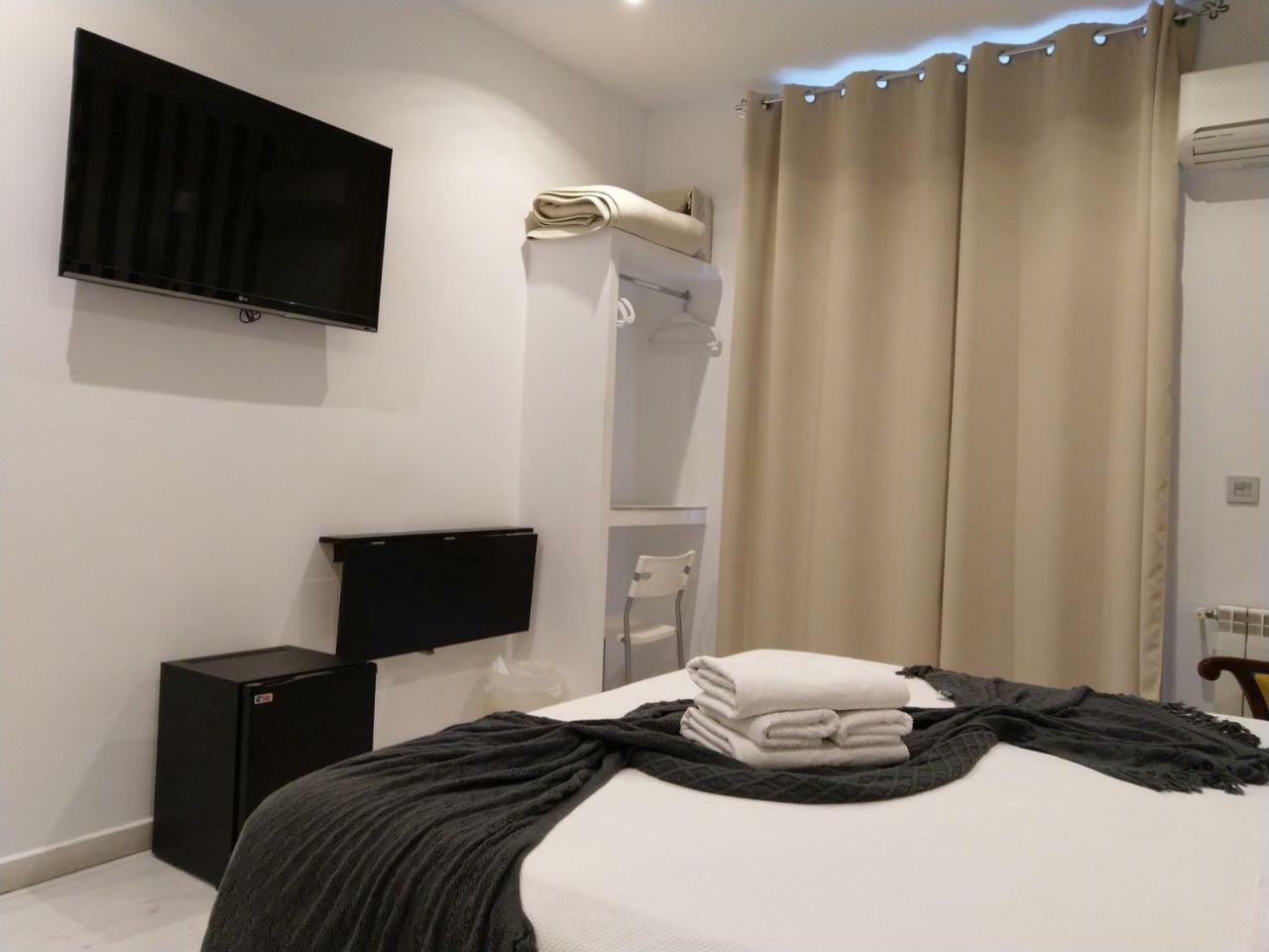 Hostal Mendoza Madrid Buitenkant foto