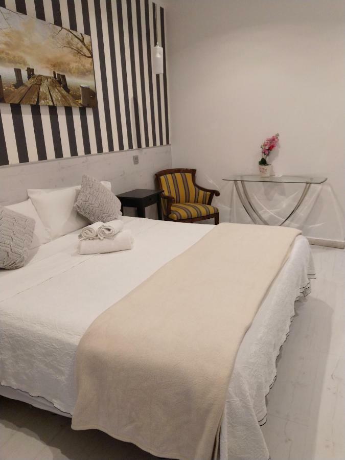 Hostal Mendoza Madrid Buitenkant foto